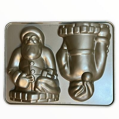 Nordic ware Bronze 10 Cup 3D Vintage Santa Bundt Cake Pan