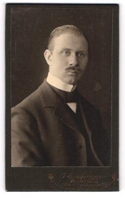 Fotografie I. Sonderegger, Westerland, Junger Mann mit Oberlippenbart und steif 