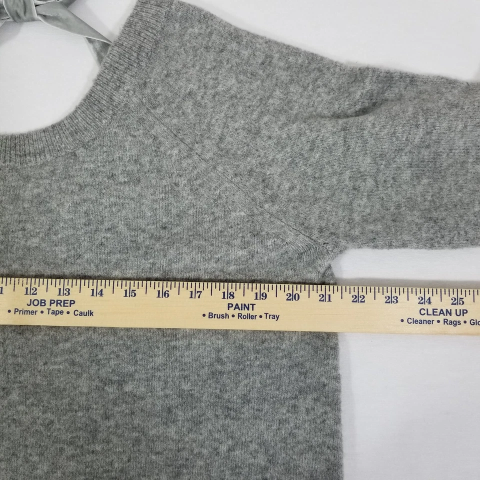 J. Suéter Crew espalda en V corbata de terciopelo para mujer talla M gris. Foto 2 de 4