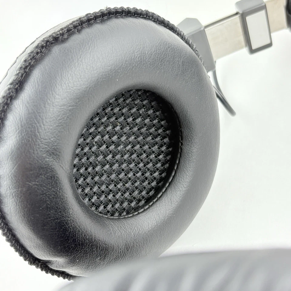 Auriculares de estudio estéreo vintage realistas Nova20 funcionando en ambos lados Foto 3 de 4