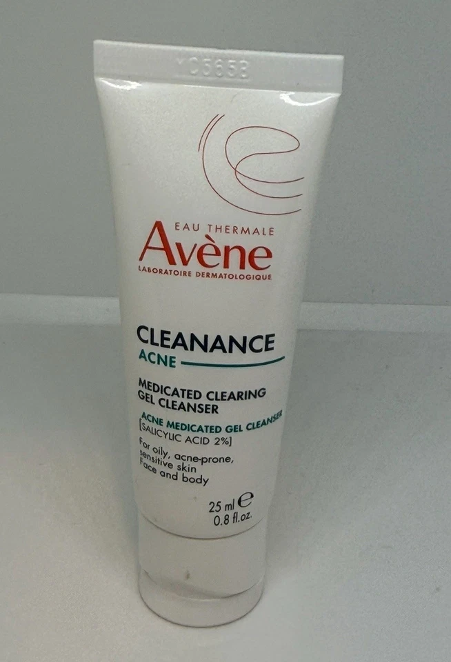 Suero Avene Vitamin Activ Cg 10 ml/0,3 floz y limpiador para acné 25 ml/0,8 floz Foto 2 de 4