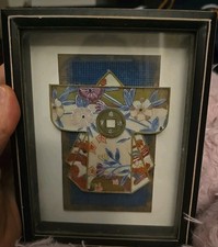 Kimono miniature japonais avec boite ombre motif pièce ancienne. 5 1/2 et 7 pouces. 