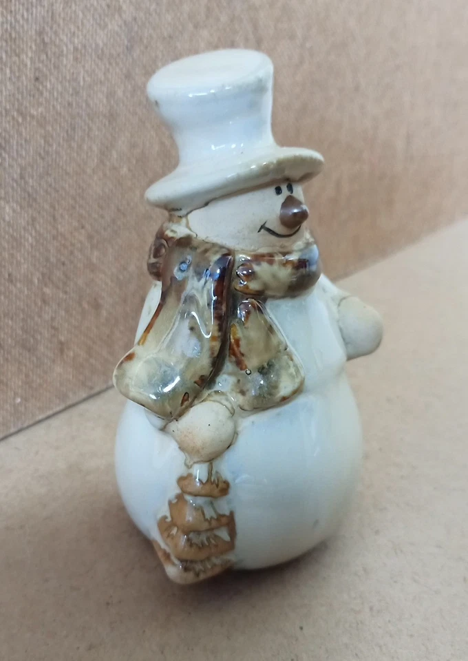 SCHNEEMANN Hochglanz-Keramik (in Mantel,mit Schal und Hut) ca. 12,5 x 7,5 cm - Bild 3 von 4