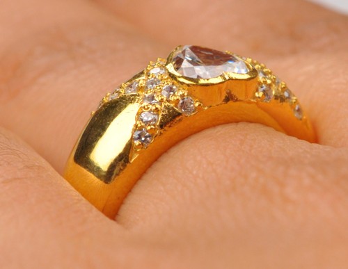 D/VVS1 1.60 Carat Heart Shape Solitaire With Accents Ring In 14KT Yellow Gold - Picture 11 of 13