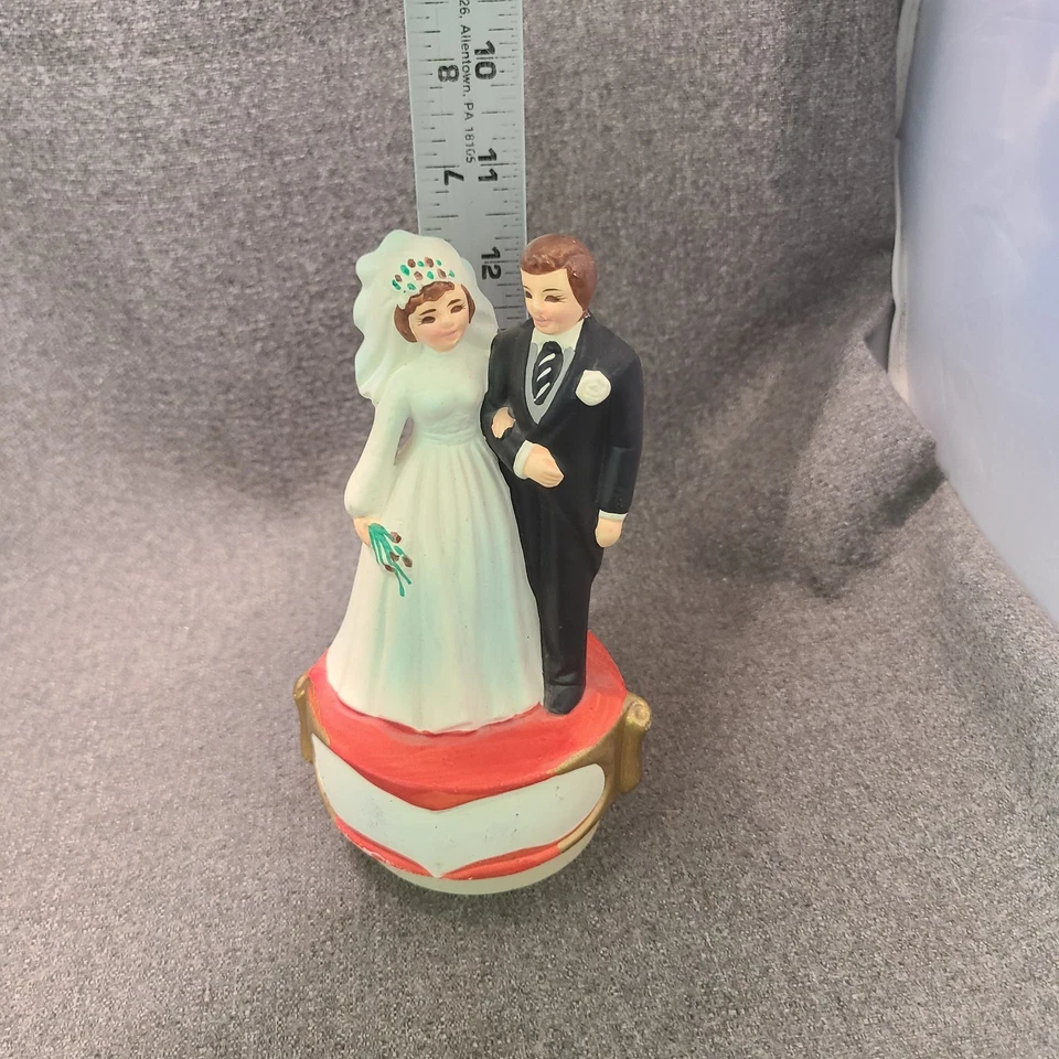 Caja de música vintage MCM Sankyo para novia y novio adorno de pasteles juega aquí viene novia Foto 2 de 4