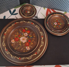 Lot de 3 assiettes en bois ornées d'un motif floral peint à la main