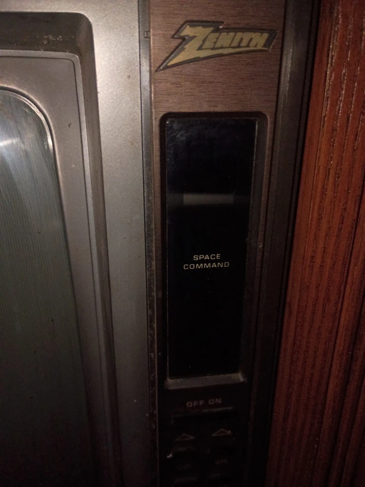 Hermosa televisión antigua usada Zenith Space Command a la venta Foto 2 de 4