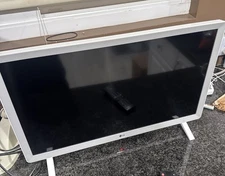 LG 24LM520S-WU WHITE 1366x768 HD Smart LED TV w/ REMOTE EXCELLENT!