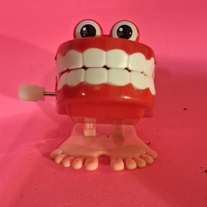 Wind-Up Chattering Teeth Walking Toy with Feet, Funny Theme, Red