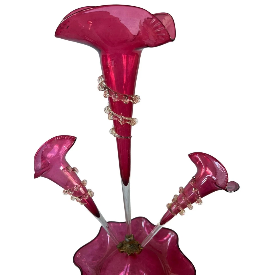 Flor trompeta victoriana de vidrio de arándano Epergne con acento de base de latón Foto 3 de 4