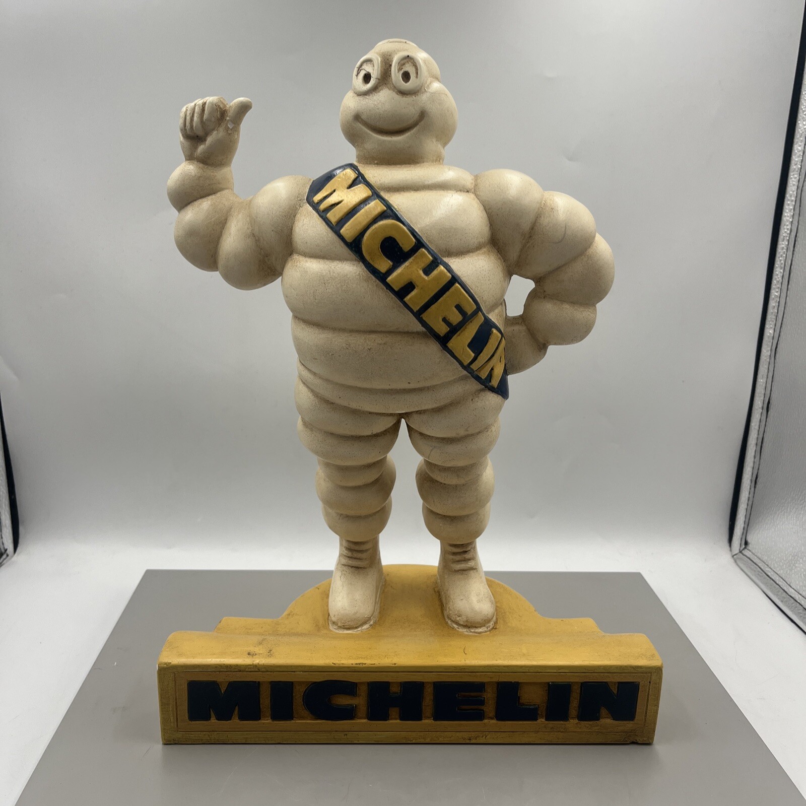 Michelin hombre en podio.