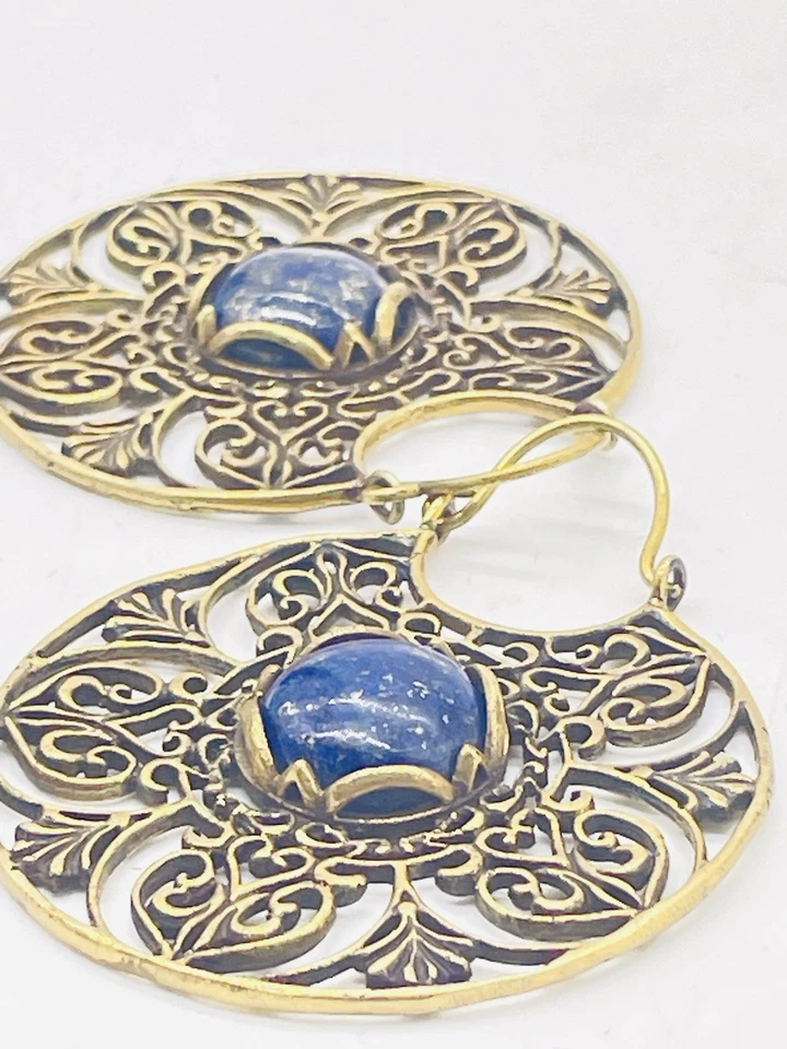 PENDIENTES DE PIEDRA DE LATÓN Y LAPISLÁZULI FLOR MANDALA TRIBAL 2,25”x2” Foto 2 de 4