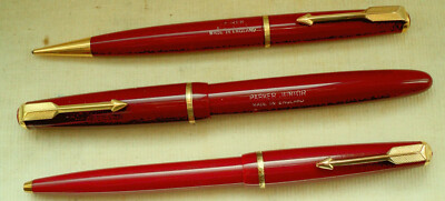VINTAGE  PARKER  '' JUNIOR ''   3 ITEM SET in RED/GOLD , 14 Kt. Nib, ca. 1955