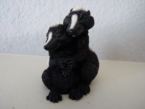 Original By Castagna SKUNK COUPLE Hugging Figurine 1988 Made In Italy 