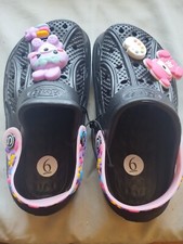 GIRLS BLACK PURPLE ACCESSORIZED WATERPROOF GRAPHIC CROC SANDALS SZ 6
