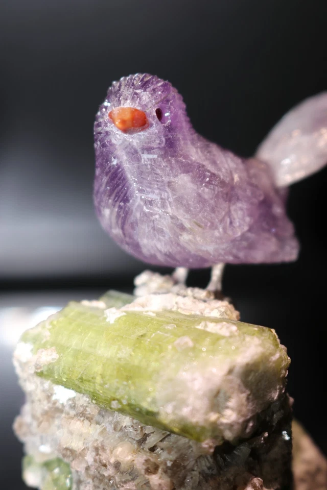 Pinzón de amatista tallado a mano Peter Muller sobre base de turmalina 3" Foto 2 de 4