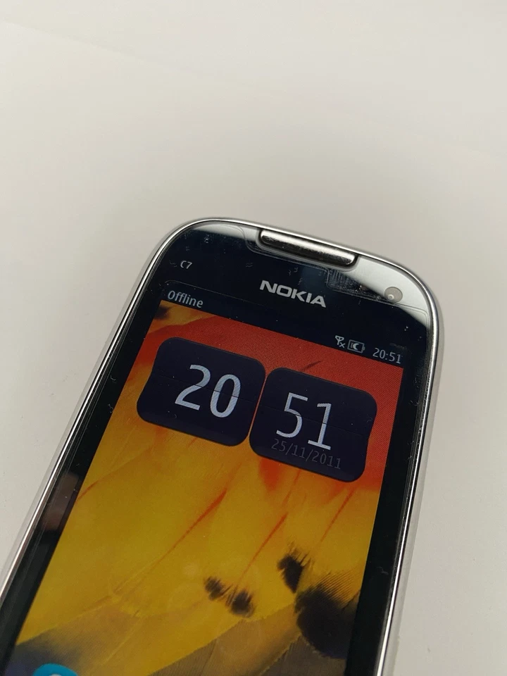 Smartphone Nokia C7 e navigatore da macchina vintage Nokia - Immagine 4 di 4