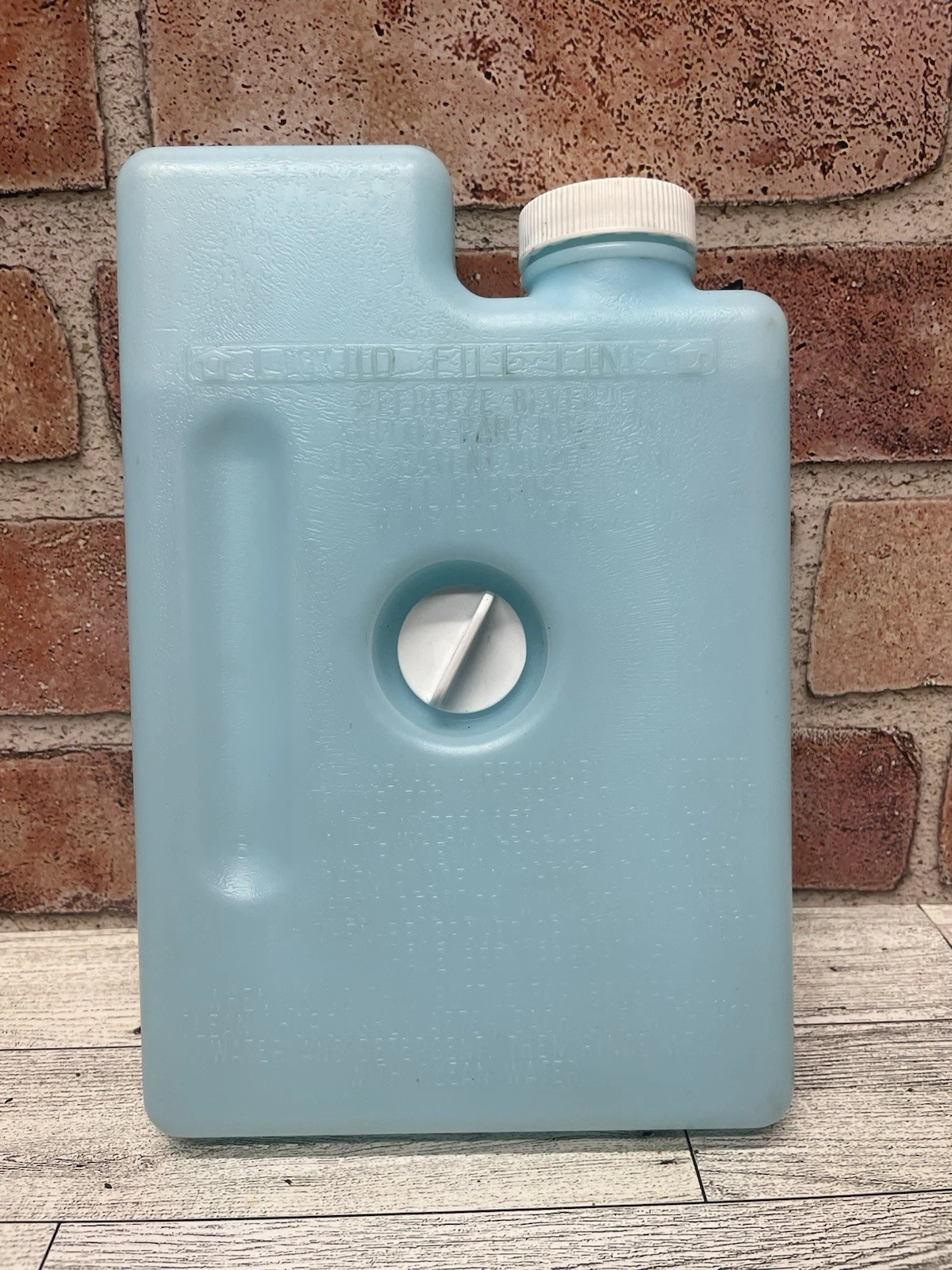 Vintage Rubbermaid Gott Screw In Refreeze Beverage Bottle 8225 Cooler Ice Pack
Opens in a new window