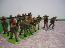 BRITAINS DEETAIL 10 RED BERET SOLDIERS & 2 SAS SOLDIERS