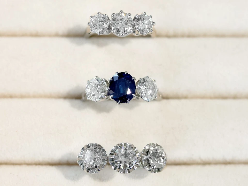 Anillo de compromiso trilogía de diamantes y paladio de 1,81 quilates de la década de 1920 Foto 4 de 4