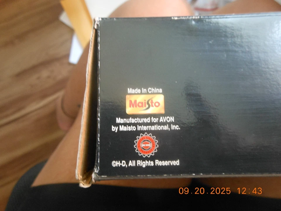 2000 / FXDL DYNA LOW-RIDER / HARLEY-DAVIDSON / MOTOCICLETA DE METAL FUNDIDO A PRESIÓN 1:18 / Foto 3 de 4