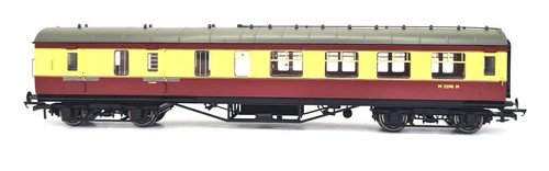 Hornby R4449A BR ex LMS Corridor Brake 3rd Class Coach M5598M in Carmine & Cream - Picture 2 of 3