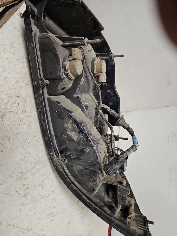 97 FORD MUSTANG MACH E Left Tail Light Assembly Turn Signal Driver Side Lh OEM - Image 4 of 4