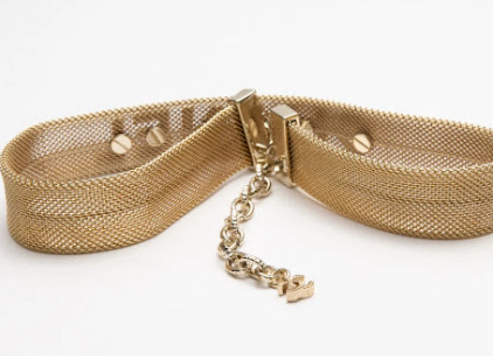 Colar Gargantilha de Fita de Malha Logotipo CHANEL CC - Imagem 4 de 4