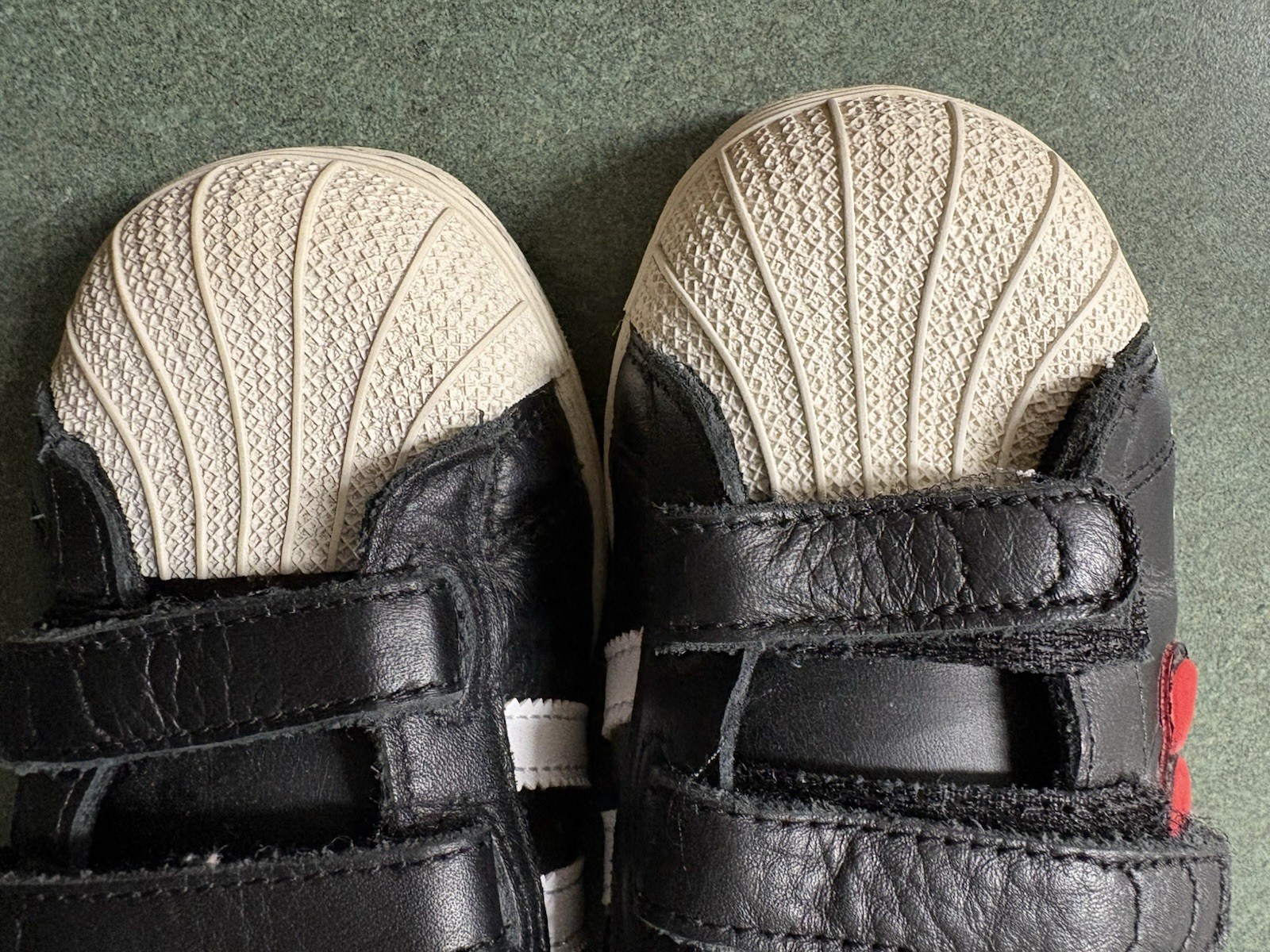 Adidas Hello Kitty Superstar Youth Kids Girls Shoe Size 1 Black White Red Bow thumbnail 3