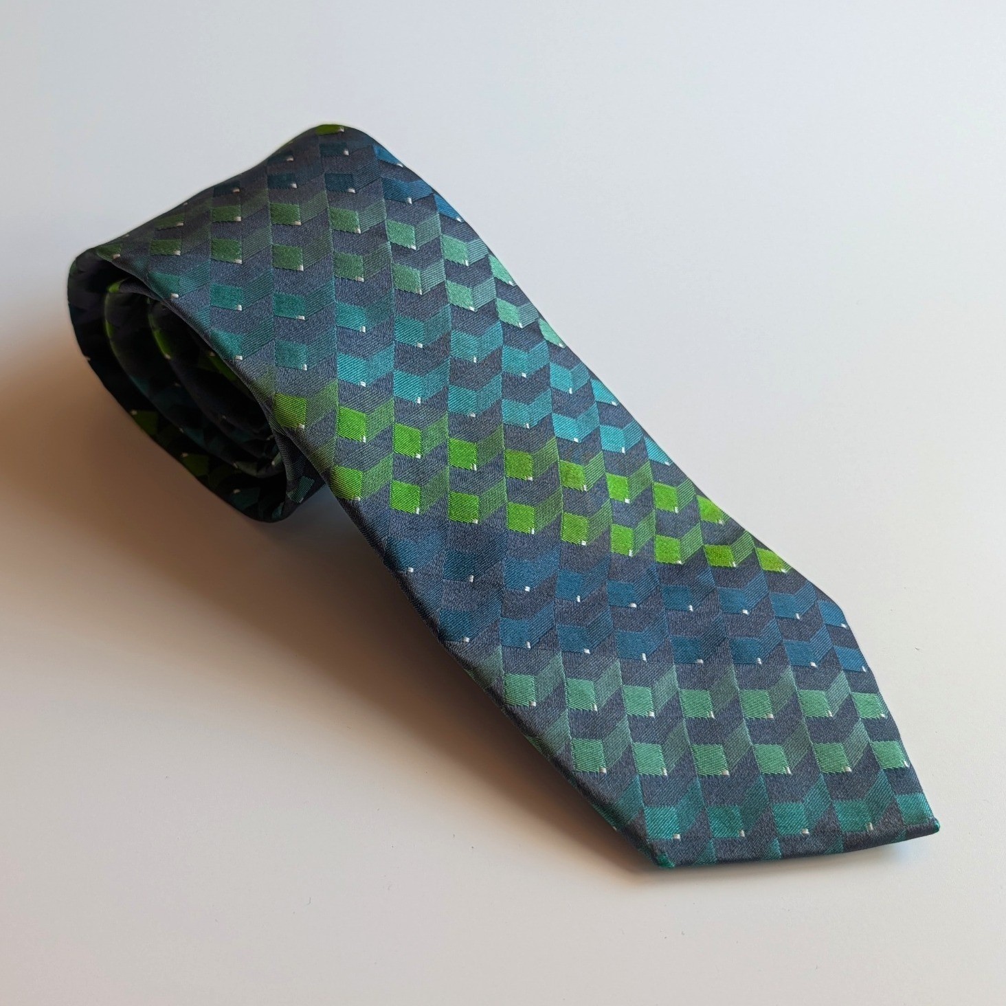 Arrow USA 1851 Mens Silk Tie Green Teal Blue Geometric 3D Cube Pattern Classic