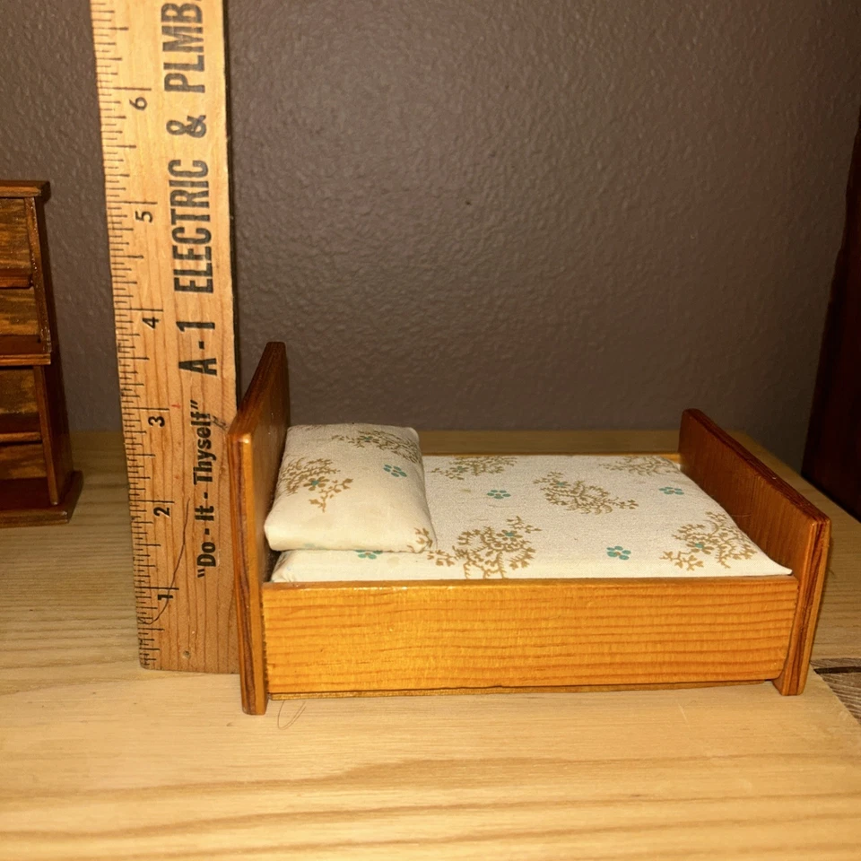 Lote mixto de muebles para casa de muñecas 14 mecedoras de madera TV cama fregadero mesa sillas + Foto 2 de 4