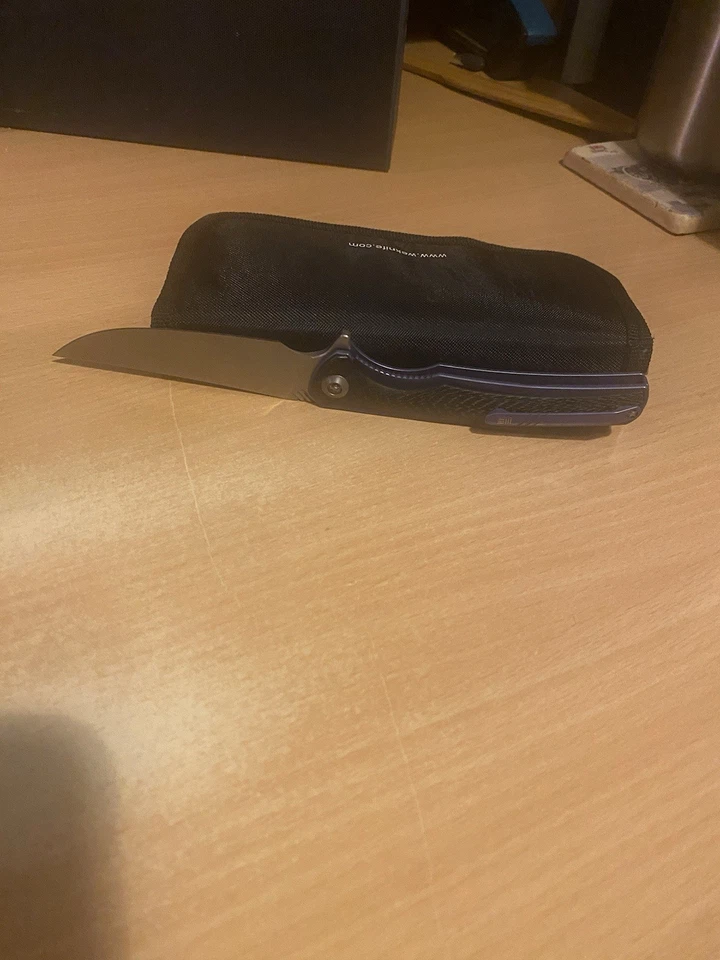 Cuchillo Plegable WE Knife Co. 704CF Marco de Titanio Incrustación de Fibra de Carbono Hoja S35VN Foto 2 de 4