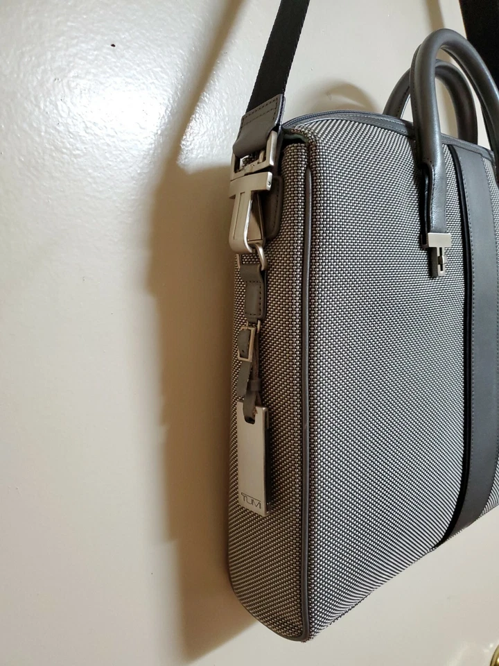 Tumi Slim Bolsa Portátil Color Plata Modelo Especial Foto 4 de 4