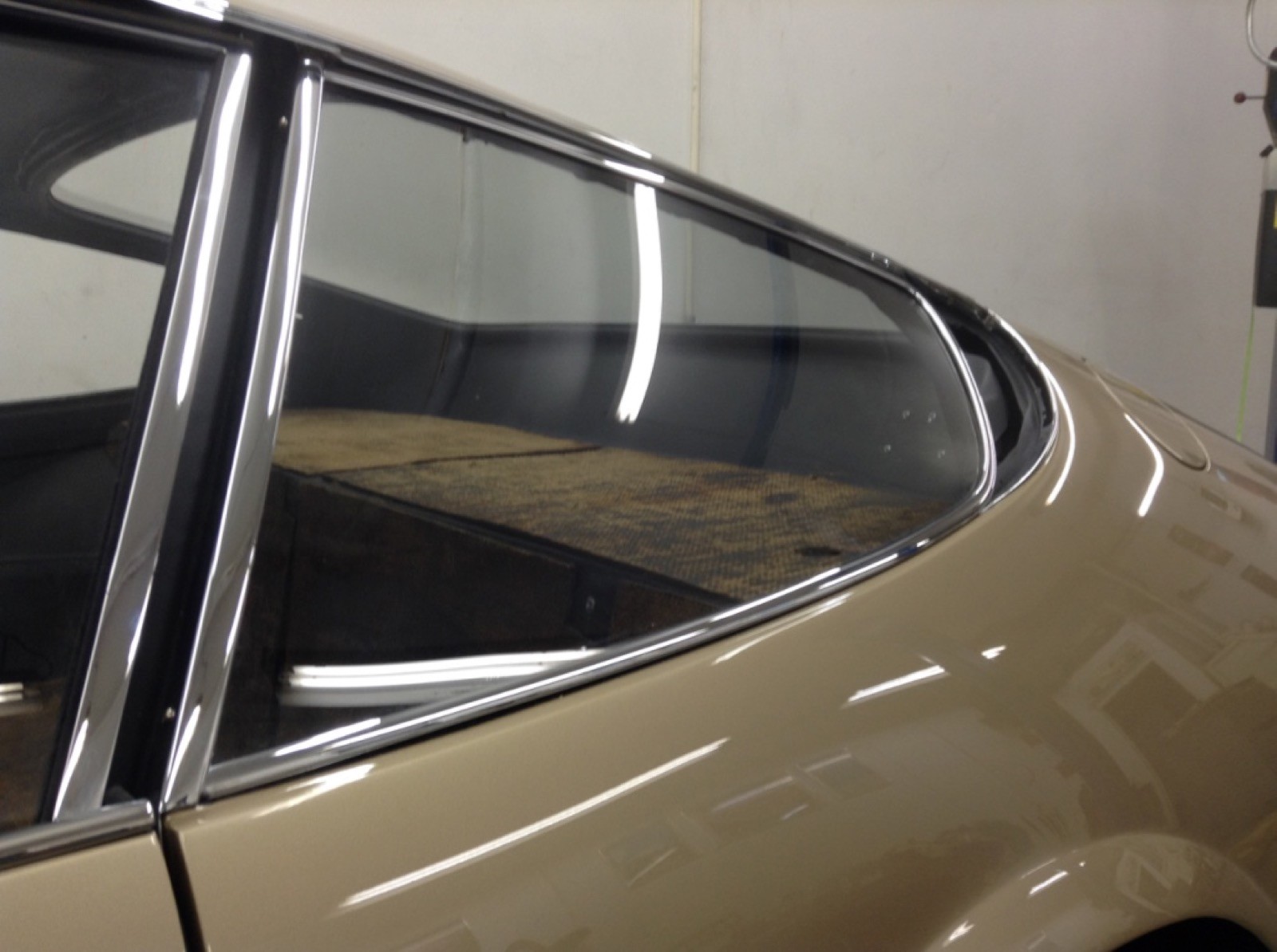 Ferrari 365 GTB/4 "Daytona" (Coupe) Rear Side (Quarter Window) Glass, New Pair