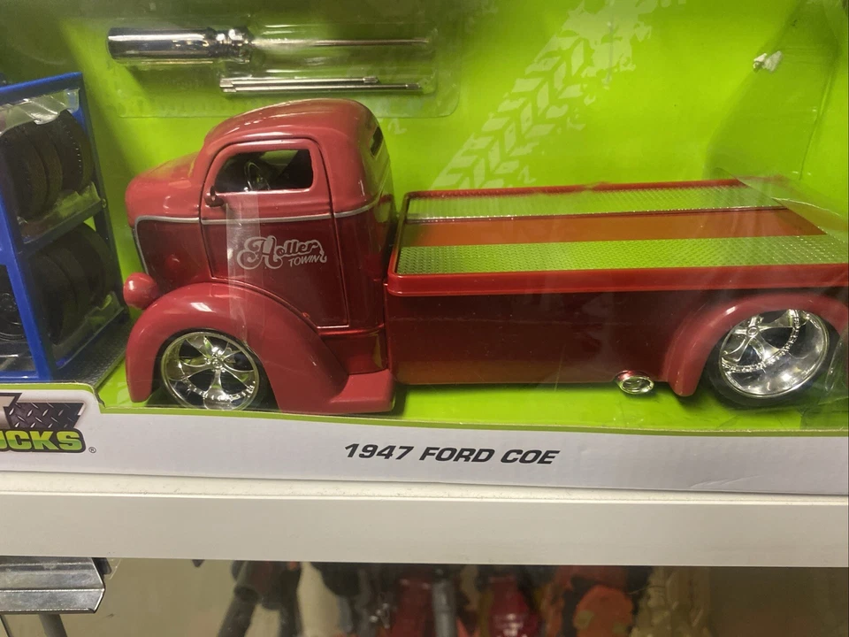 Camión grúa Ford Coe 1947 Jada Toys Slam Borgoña/con llantas cromadas mejoradas Foto 2 de 4