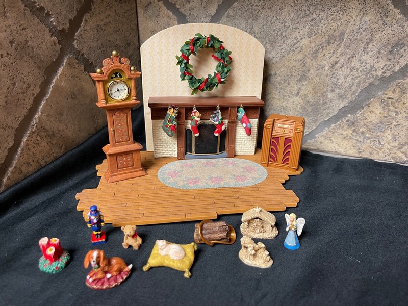 2002 The Family Room + 4 Extra's -  KOCC - Santa, Tree, Toys  & Elf Unused