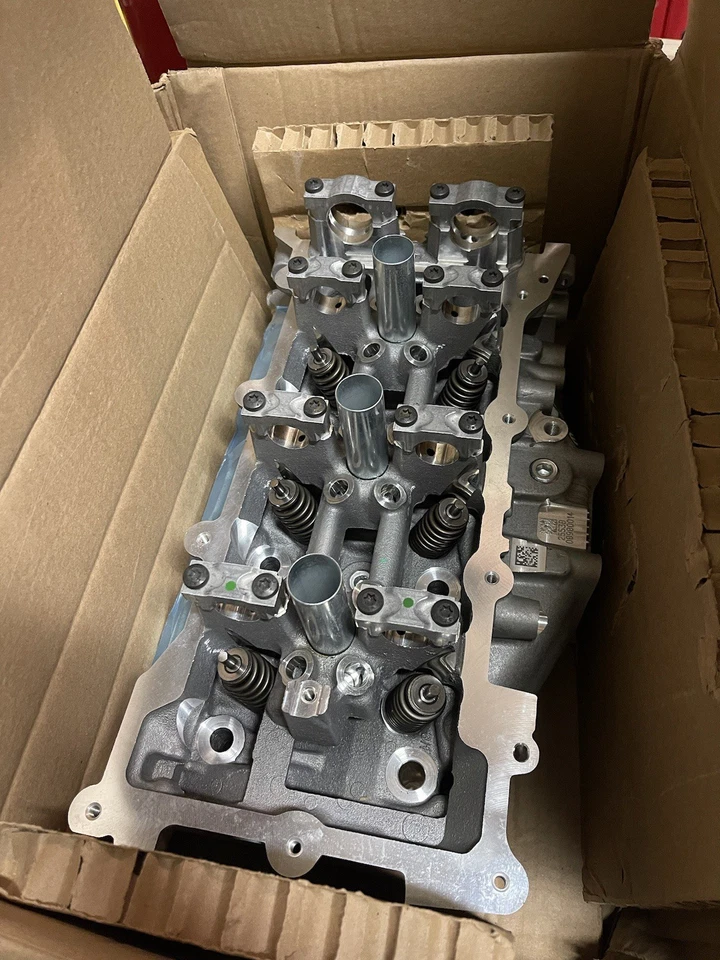 Culata, lado derecho OEM Mopar 68141352AD Foto 3 de 4