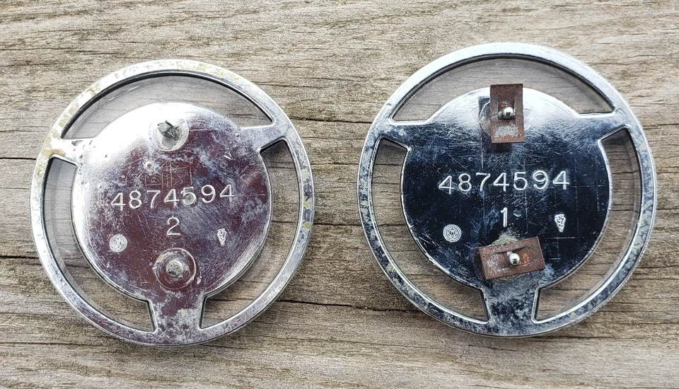 Juego de 2 insignias emblemas de panel de puerta Oldsmobile Cutlass F85 F-85 1963 63 usados OEM Foto 2 de 3