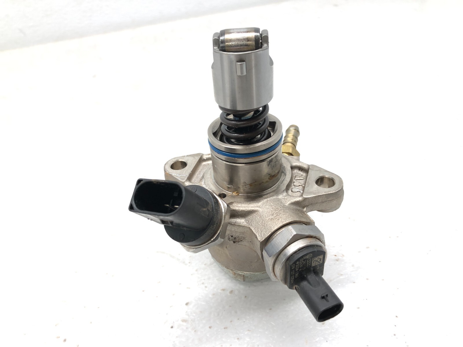 2014-2018 BENTLEY FLYING SPUR 4.0L V8 LEFT DRIVER FRONT HIGH PRESSURE FUEL PUMP.