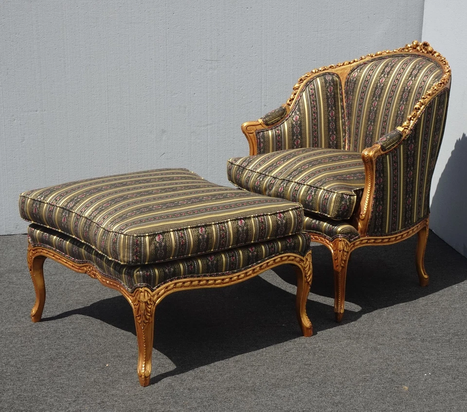 Silla de club y otomana vintage francesa Luis XVI dorada ornamentada con cojines de plumón Foto 2 de 4