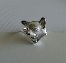 Anillo de estudio con cabeza de chihuahua de plata de ley