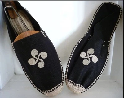 chaussures ESPADRILLES Cousu Main Artisan Art broderie croix Pays Basque Euskadi - Photo 1/3