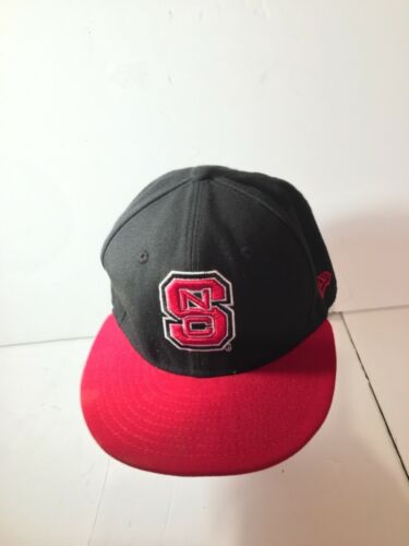 Cappello aderente New Era NC STATE WOLFPACK 7 1/8 NCSU berretto con licenza North Carolina NCAA - Foto 3 di 10