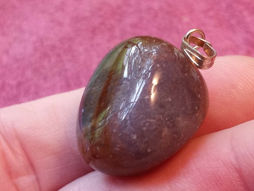 Natural Jade / Amethyst Beautifully Polished Stone Pendant. 100% Natural Stone - Picture 2 of 7