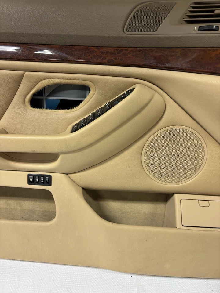 Painel de acabamento dianteiro esquerdo da porta do motorista BMW BEGE AREIA E39 5 SERIES 97-03 530i - Imagem 3 de 4