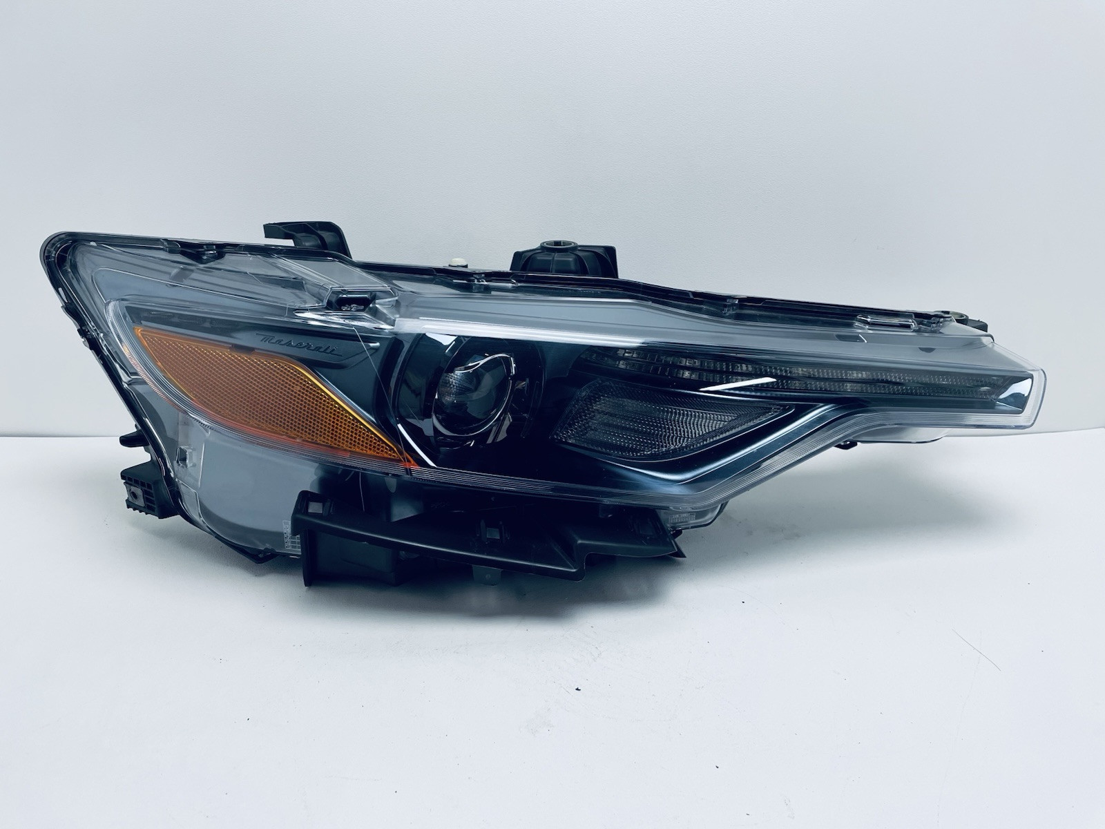 2017-2020 MASERATI LEVANTE RIGHT  PASSENGER SIDE HEADLIGHT HID XENON OEM