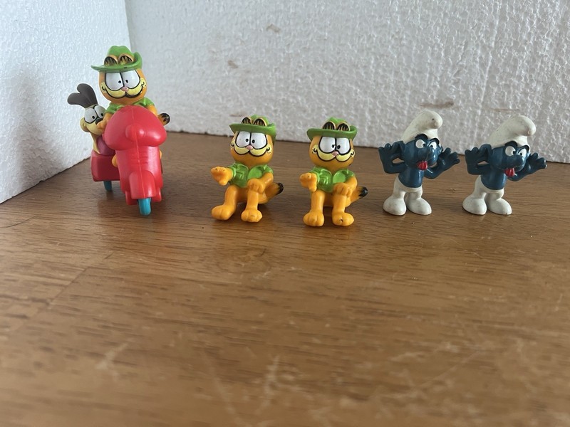 Garfield & Smurf Plastic Figurines Set - Garfield, Odie, Smurf Characters