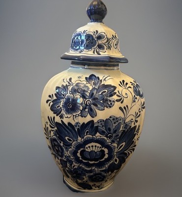 Delft  Blauw Handwerk Vase Royal Japan Balusterform mit wungenem Körper & Deckel