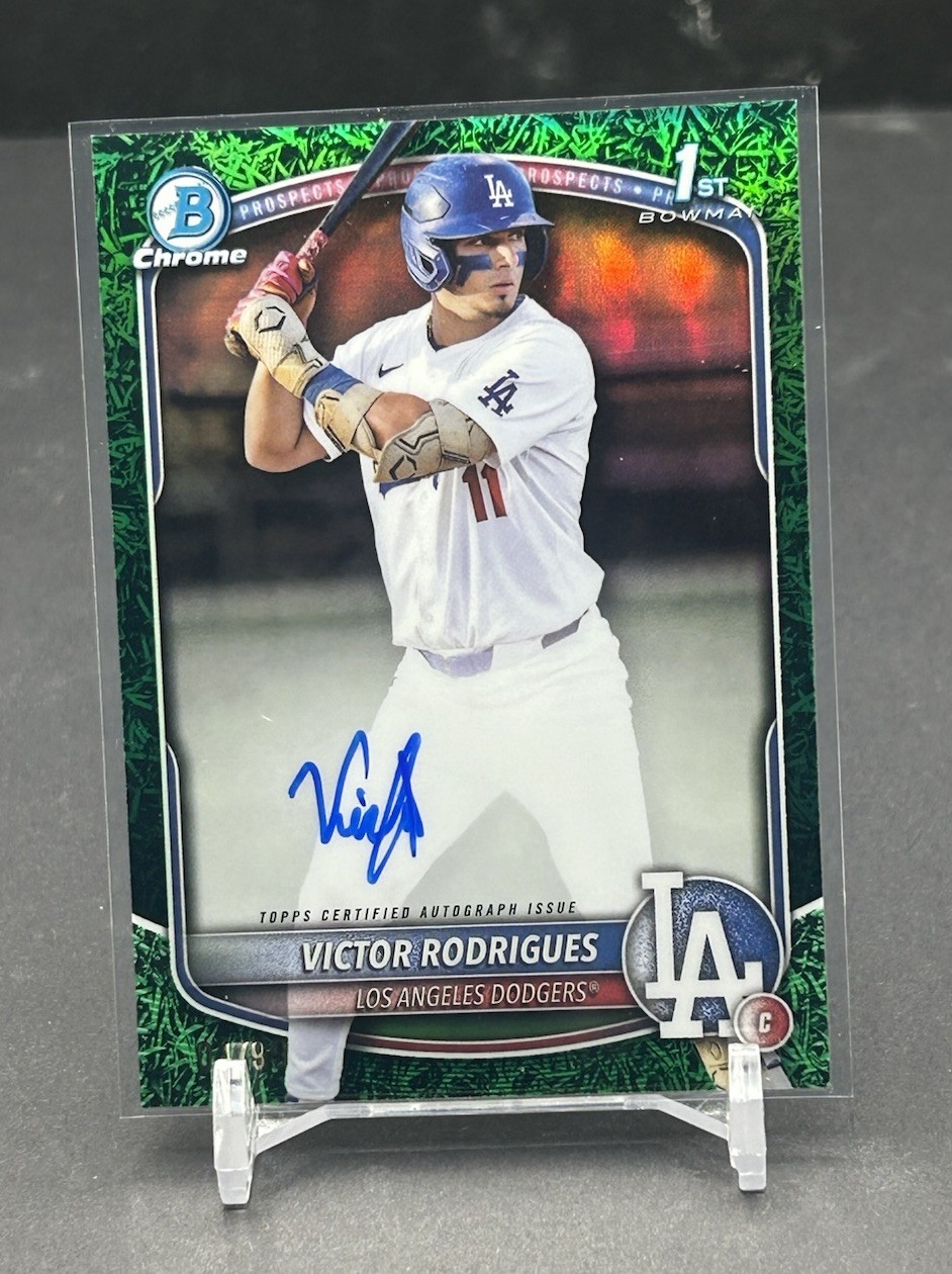 VICTOR RODRIGUES 2025 BOWMAN CHROME GREEN GRASS REFRACTOR 1ST BOWMAN AUTO /99