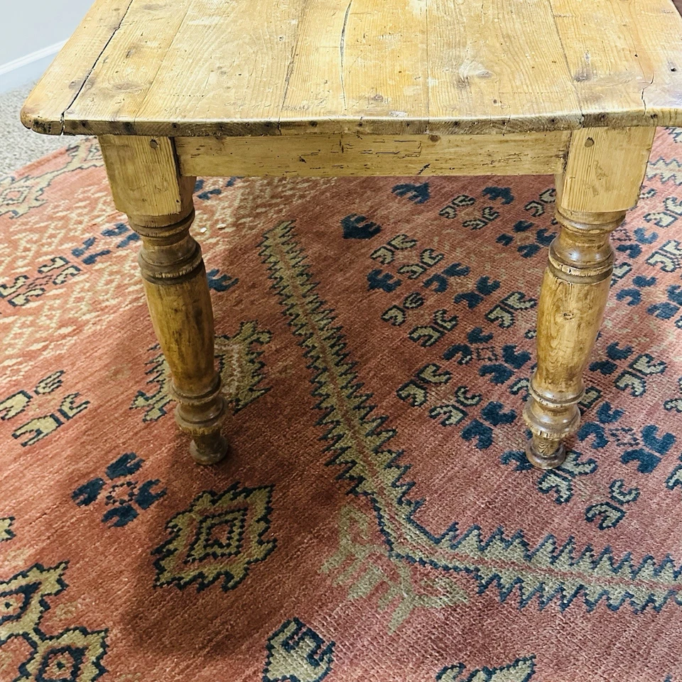 Mesa de jantar antiga de pinho acabamento desgastado. Assentos 6 pessoas. - Imagem 3 de 4